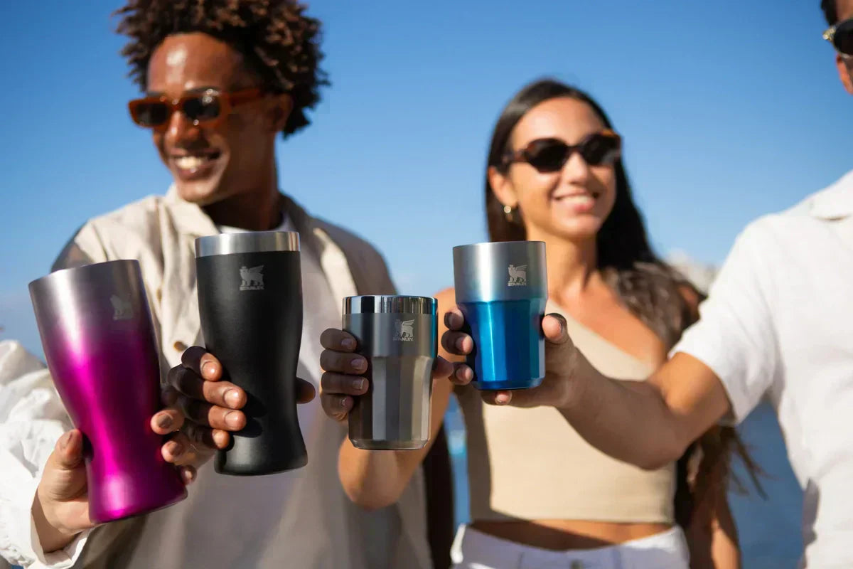 Quatro amigos que fazem parte do Legionários Stanley brindando após aproveitar os benefícios do nosso portal.