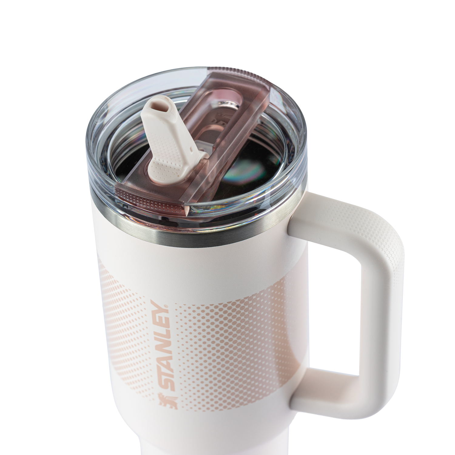 Caneca térmica Stanley em tom rosa claro, com alça resistente e tampa com bico móvel. Exibe uma textura com pequenos pontos e o nome "STANLEY" escrito.