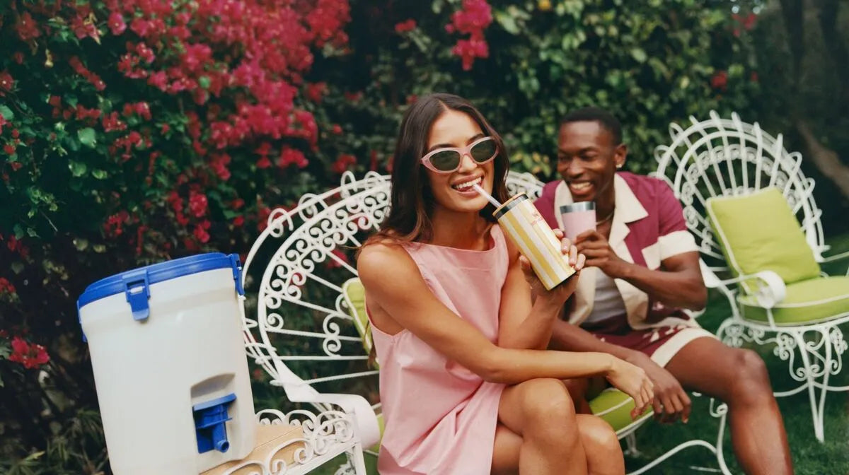 Dois amigos fazendo uso dos novos itens da Stanley linha bar para fazer um happy hour em qualquer lugar.