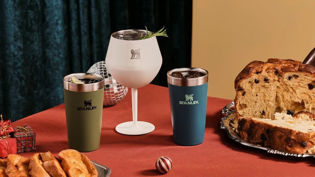 Uma Cocktail Glass e dois copos Stanley representando um encontro de amigas para celebrar o mês das mulheres.