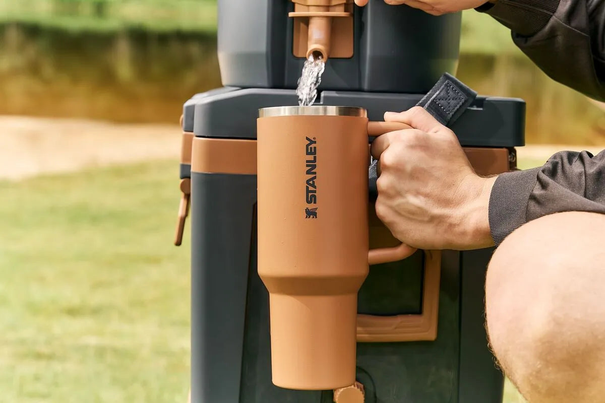 Uma pessoa enchendo o Quencher com a Jug para ter água geladinha.