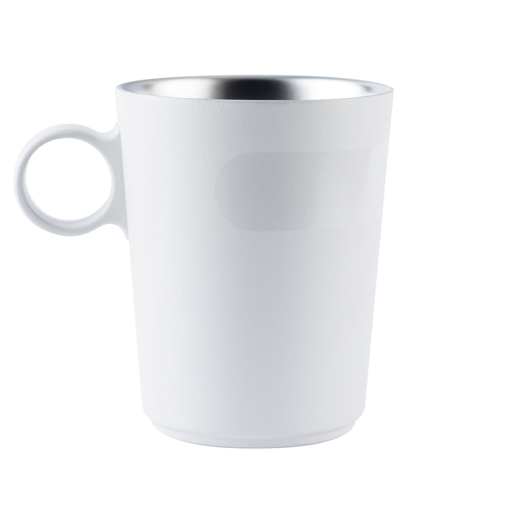 Caneca térmica branca com interior metálico.