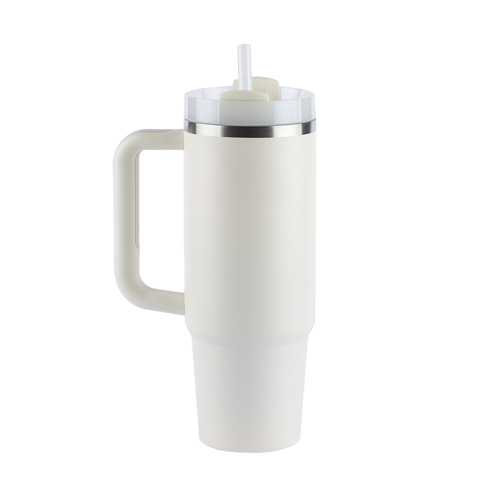 Copo térmico branco com alça e canudo.