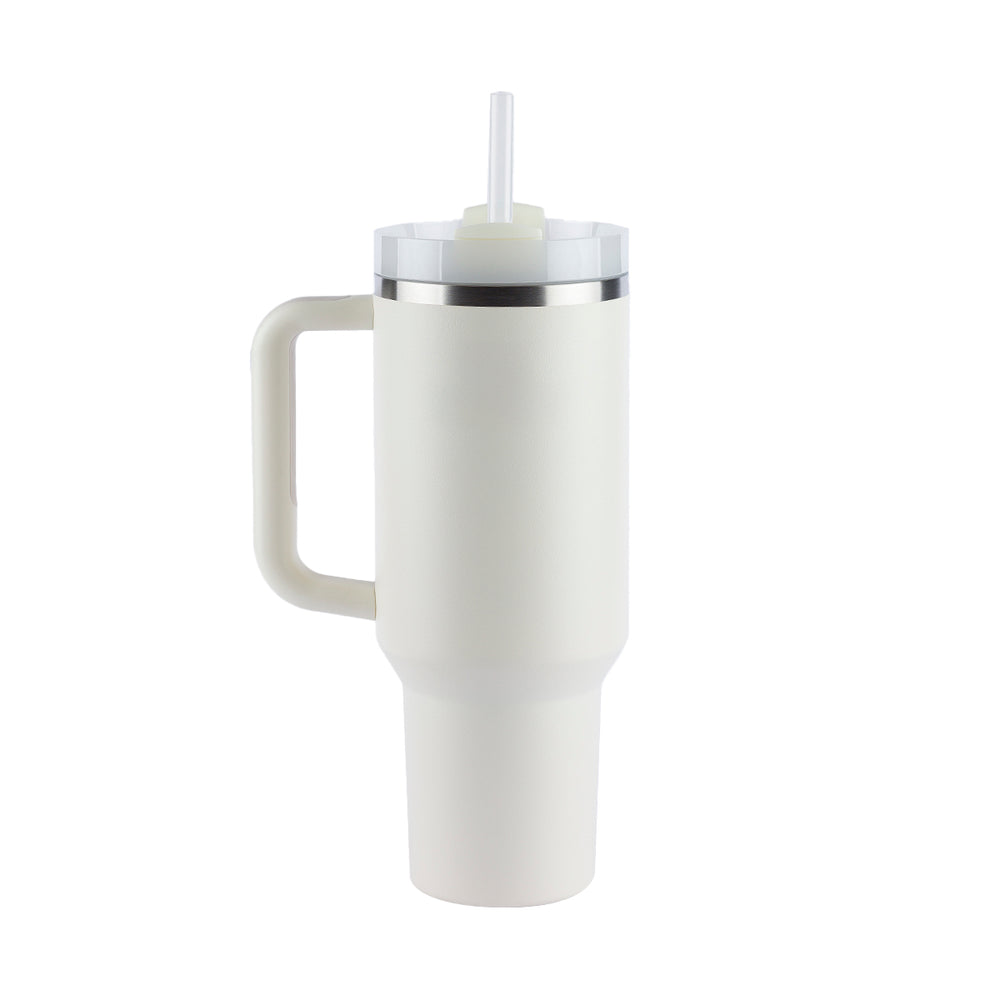 Copo térmico branco com alça e canudo na tampa.