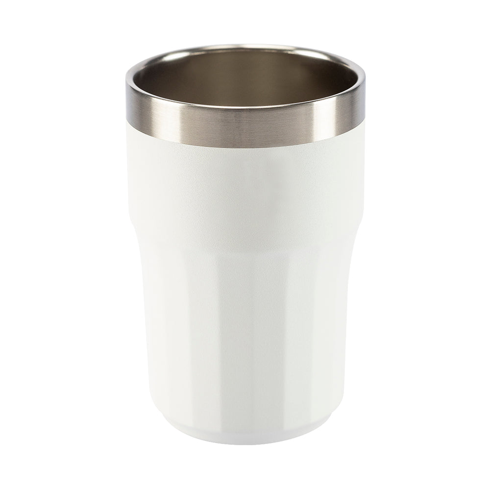 Copo térmico branco com borda metálica.