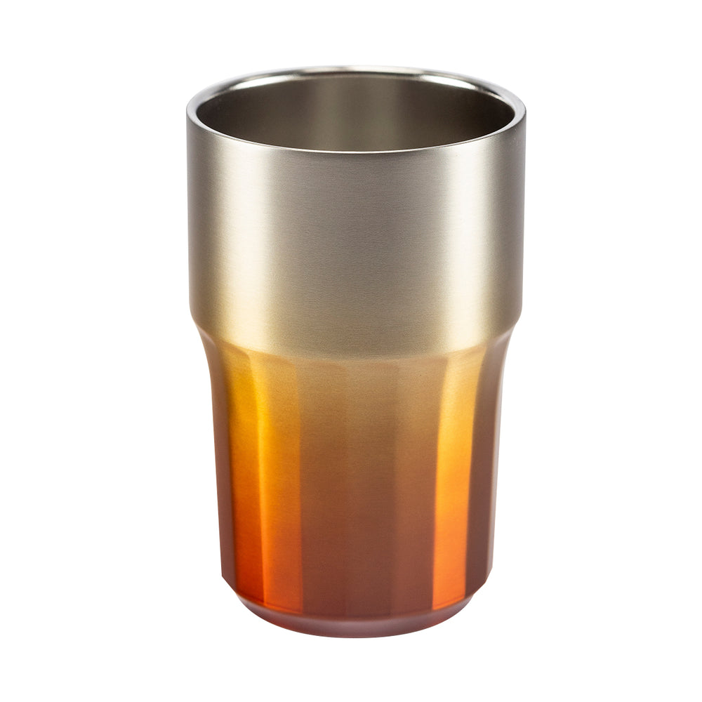 Copo térmico com gradiente de laranja e marrom, e topo metálico.