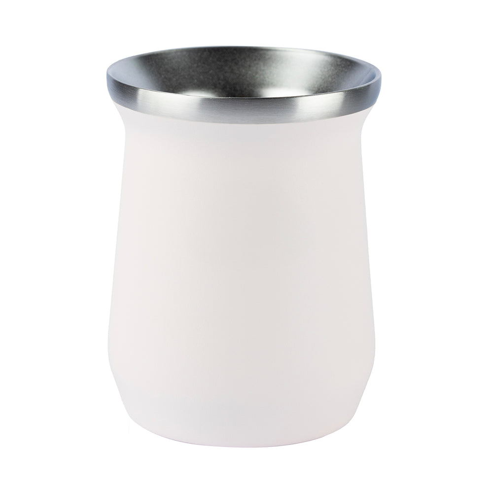 Copo térmico branco com borda metálica.