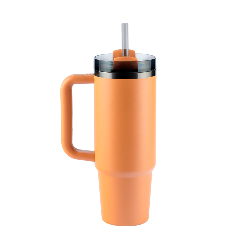 Copo térmico laranja com alça e canudo.
