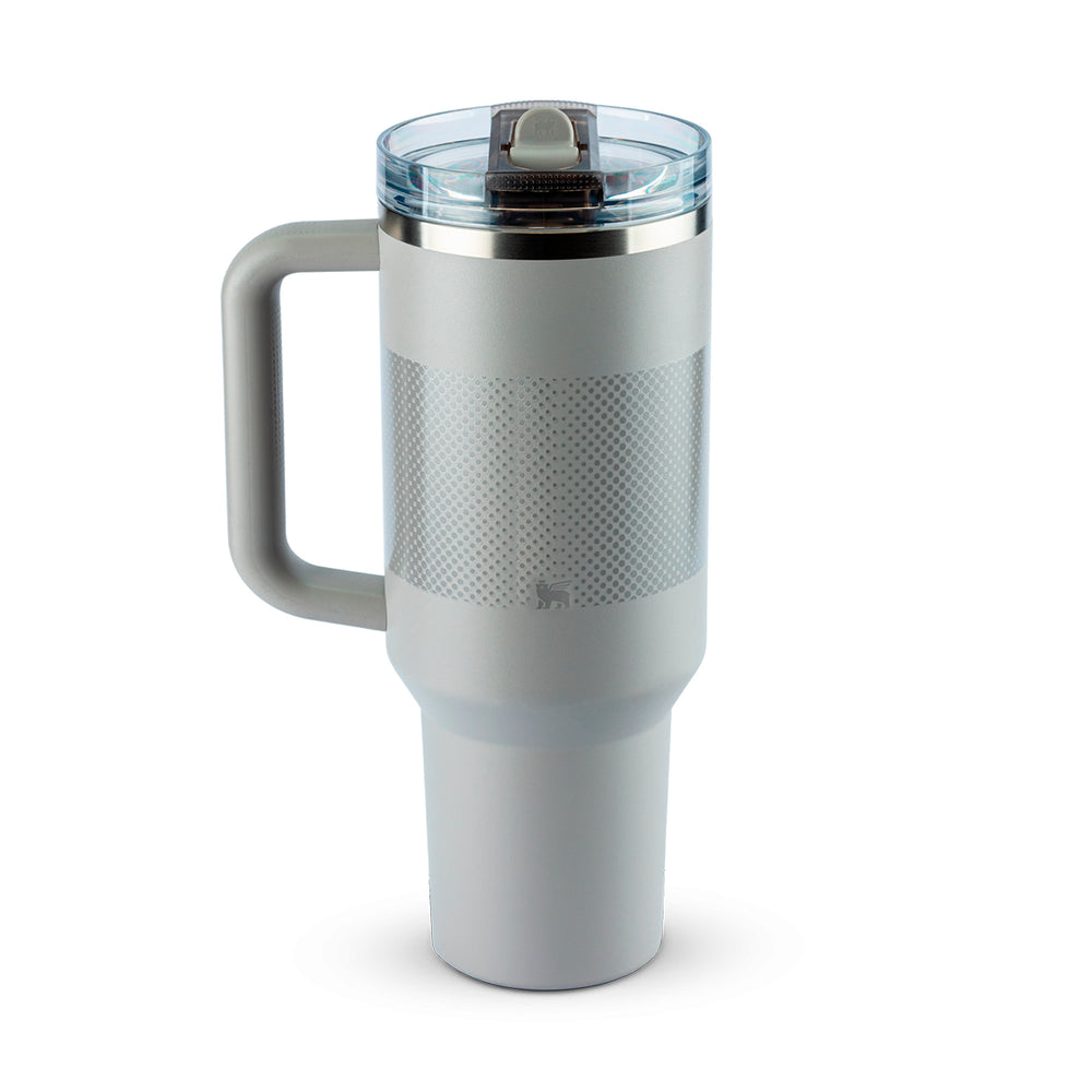 Caneca térmica cinza com alça e tampa translúcida.