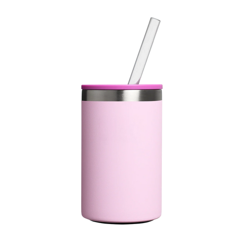 Copo térmico rosa com canudo.