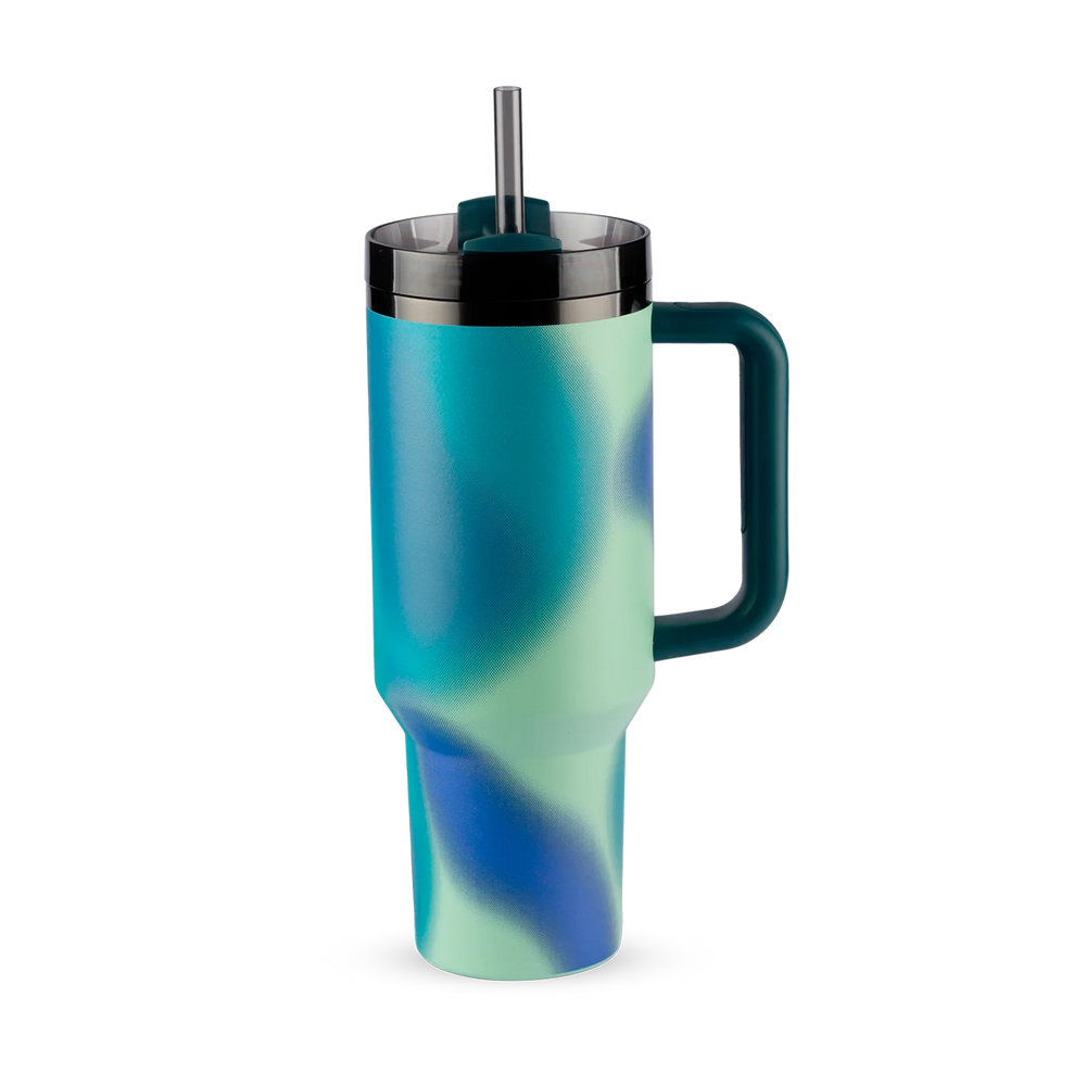 Copo térmico com alça, em tons de azul e verde, com estampa abstrata e canudo.