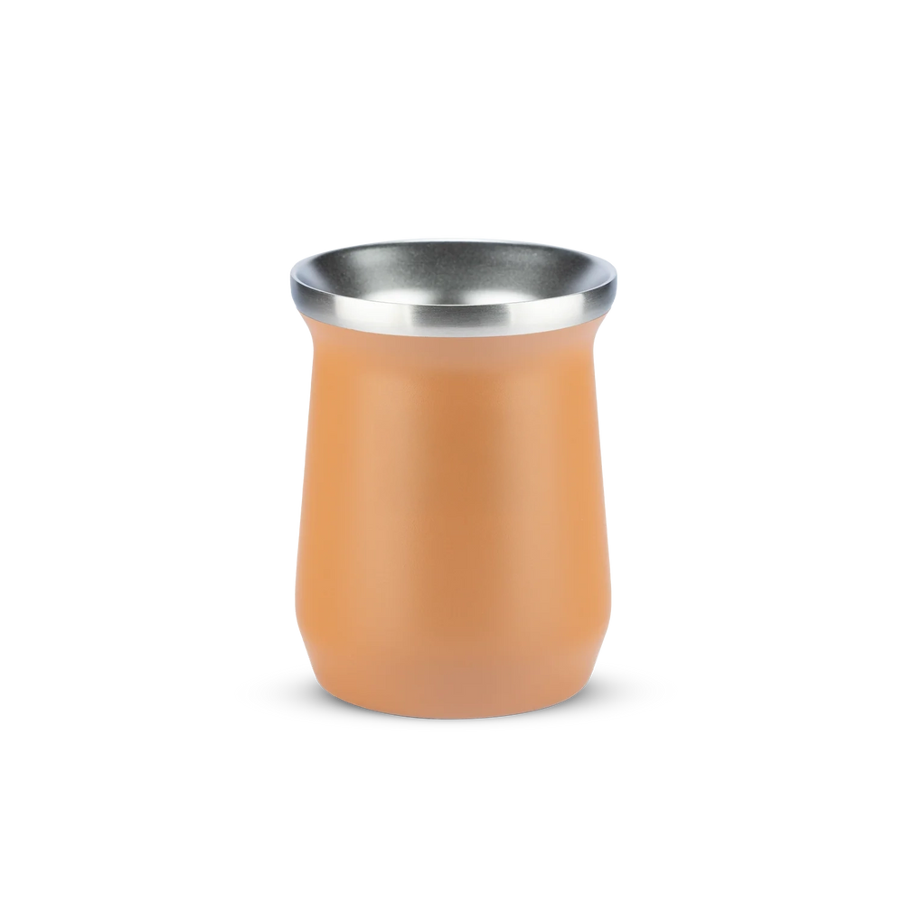 Copo térmico terracota com borda metálica.