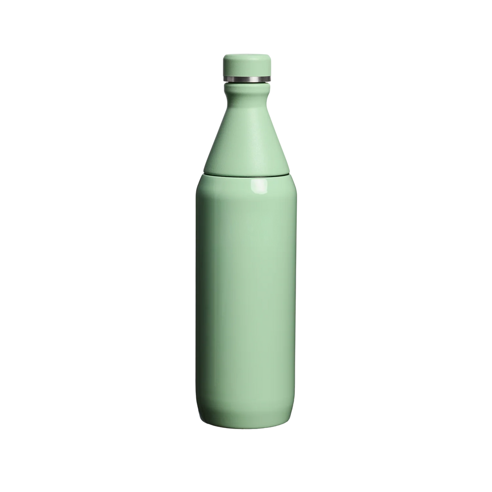 Garrafa térmica verde menta, com tampa e anel metálico.