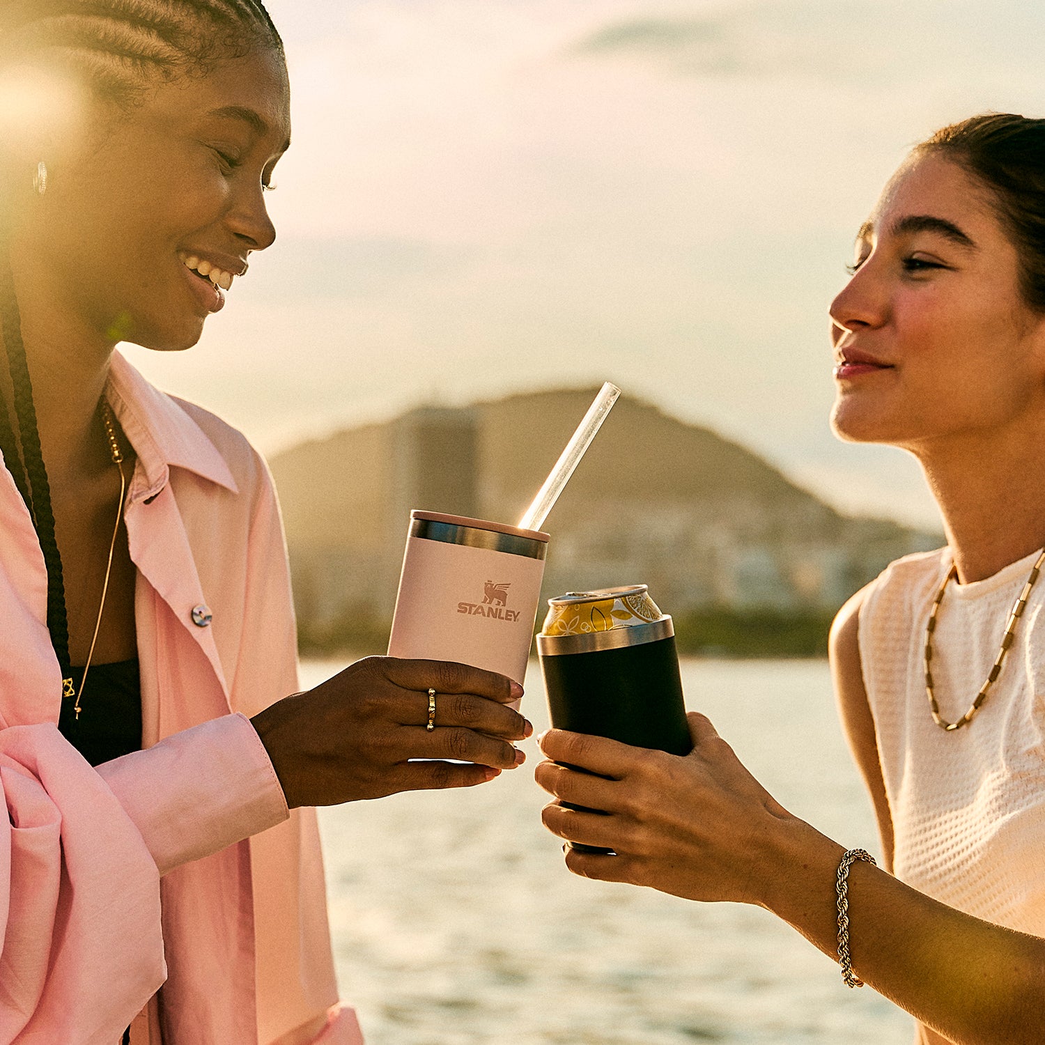 Can Cooler com canudo Stanley Apple Shimmer | 296ML