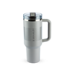 Modelo 3 - Copo térmico prateado Stanley com alça, tampa transparente e mecanismo de abertura. Superfície texturizada na parte superior e logo 