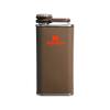 Modelo 1 -  Frasco térmico de bolso Stanley marrom com logotipo vermelho, tampa metálica presa por alça giratória.