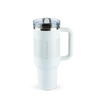 Modelo 6 - Caneca térmica Stanley branca, com alça robusta e tampa com bico articulado. Possui textura perfurada e o nome 
