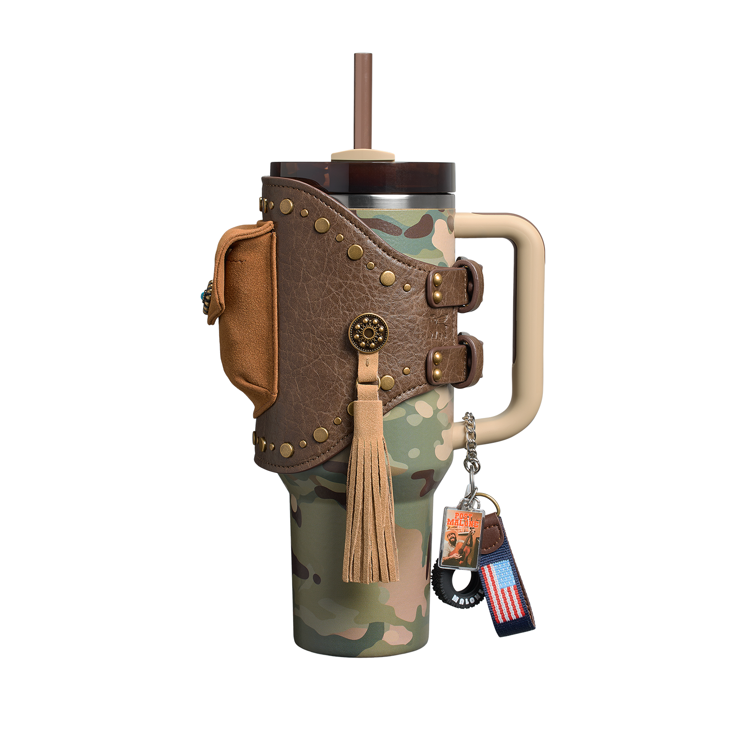Um copo térmico camuflado com alça bege, tampa com canudo e faixa de couro marrom com tachas. Inclui bolso lateral, franja bege e chaveiro com bandeira dos EUA.