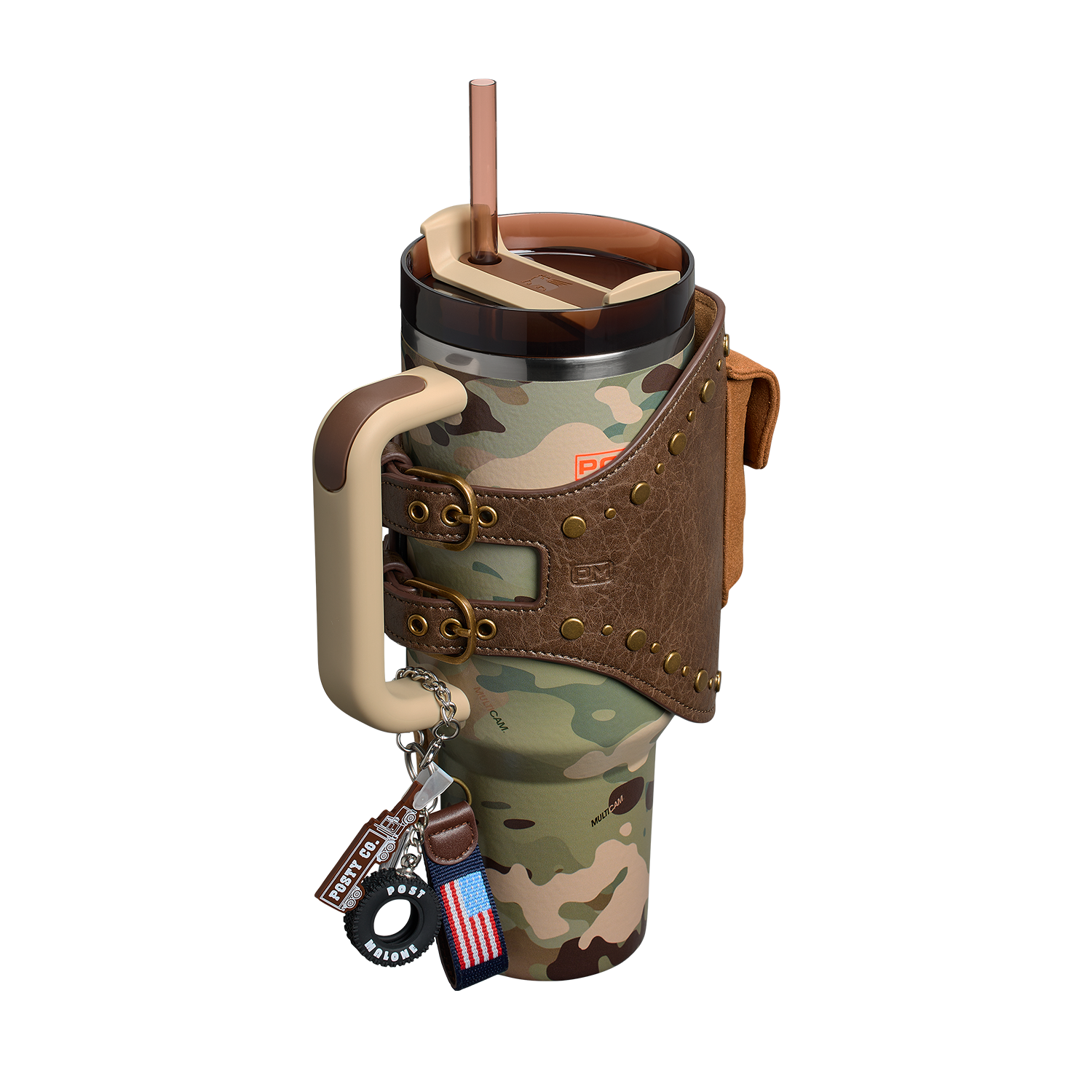 Um copo térmico camuflado com alça bege, tampa com canudo e faixa de couro marrom com tachas. Inclui bolso lateral e chaveiro com bandeira dos EUA e pingente.